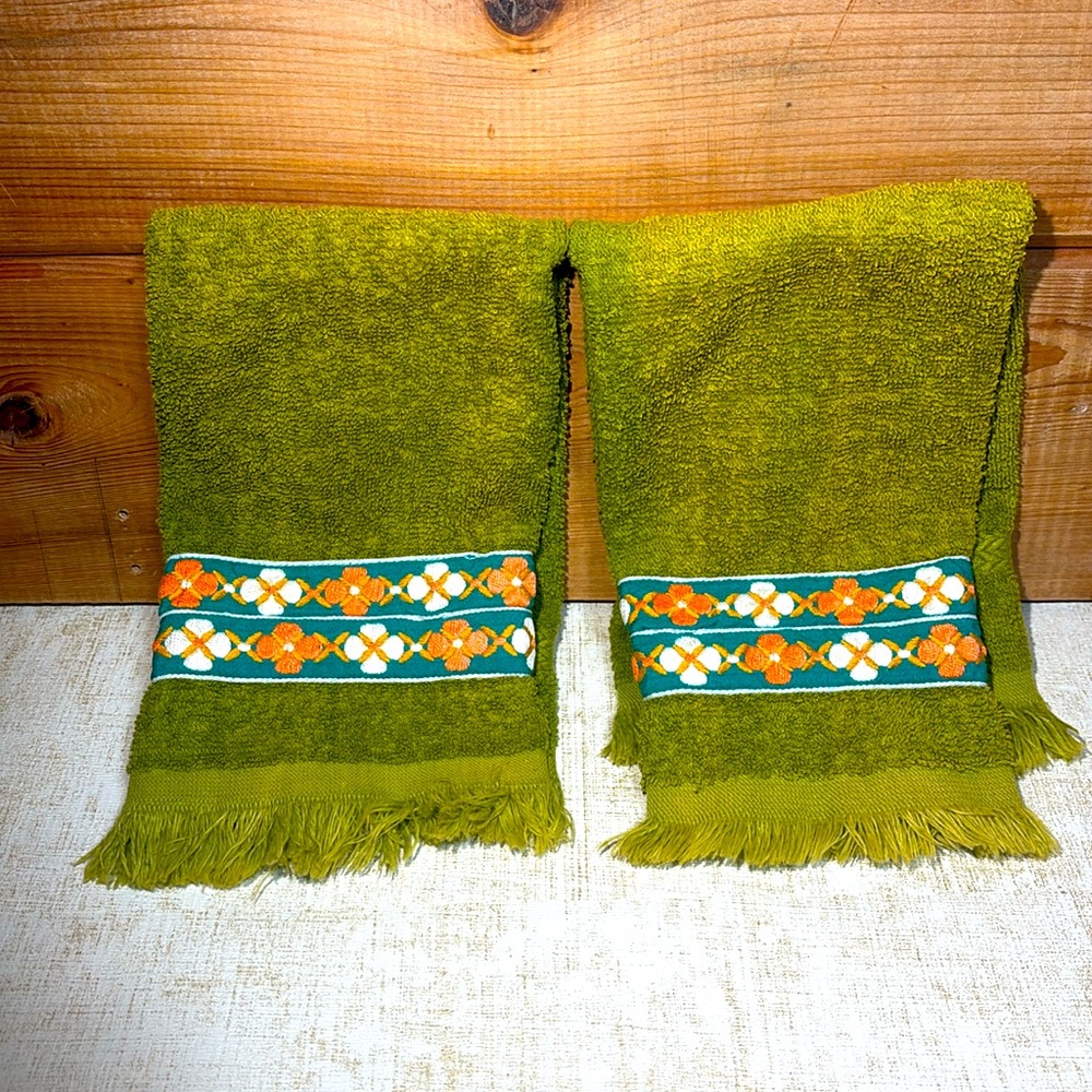 Vintage  - Cannon Avacado Green Set of 2 Hand Towels (Orange & White) w/Fringe